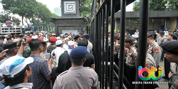 Hadir-Pemeriksaan-Amien-Rais-Bawa-Ratusan-Massa-212