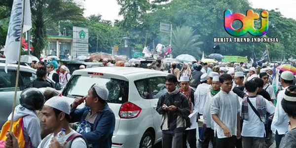 aksi-313-yang-di-iringi-dengan-dukung-anies-sandi