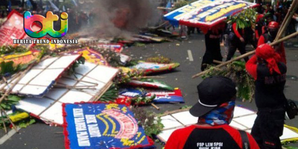 aksi-buruh-di-warnai-pembakaran-papan-bunga-ahok