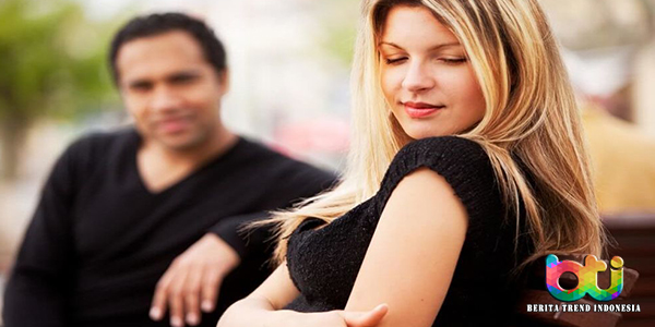 3 Hal Yang Dipikirkan Pria Saat Wanita Jual Mahal