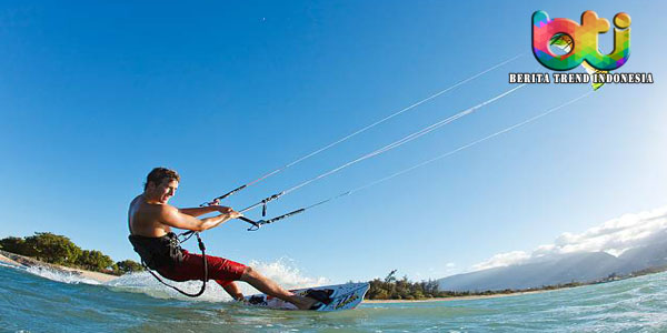 Berikut Alasan Pulau Tabuhan Menjadi Tempat Baru Yang Diminati Penggemar Kite Surfing