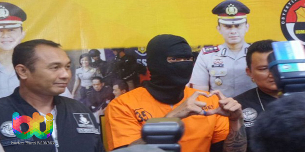 Gaya Tora Sudiro Berbaju Tahanan Menarik Banyak Perhatian Wartawan