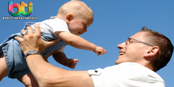 Ternyata Banyak Manfaat Dari Menggendong Bayi