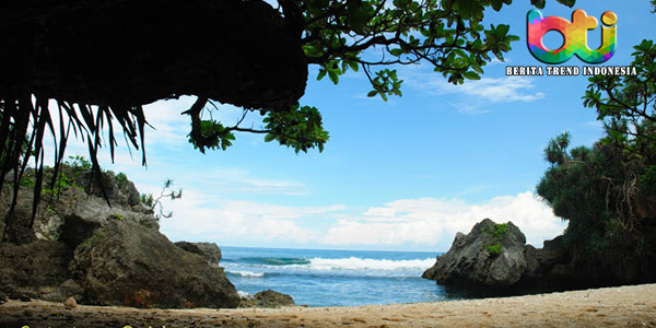 Menikmati Keindahan Pantai Nglolang, Mirip Dengan Pantai Pribadi