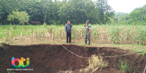 lubang-misterius-di-gunung-kidul-semakin-meluas