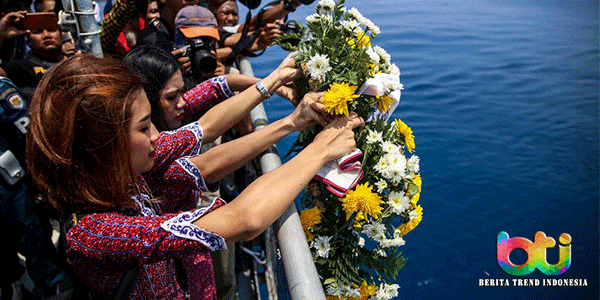 Isak-Tangis-Dan-Doa-Keluarga-Di-Titik-Jatuh-Lion-Air