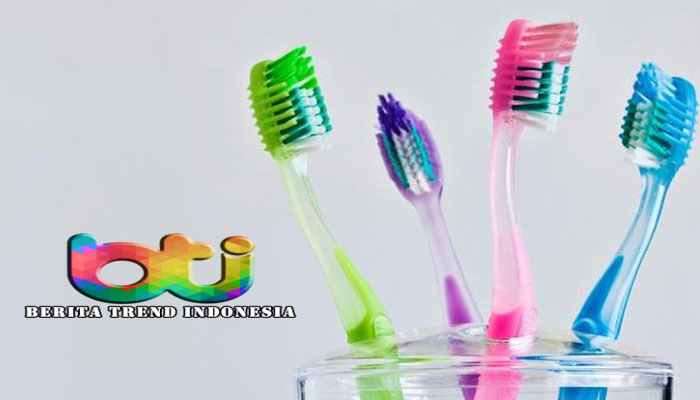 Sikat Gigi Tertelan saat Pria Ini Bersihkan Mulut Bagian Belakang