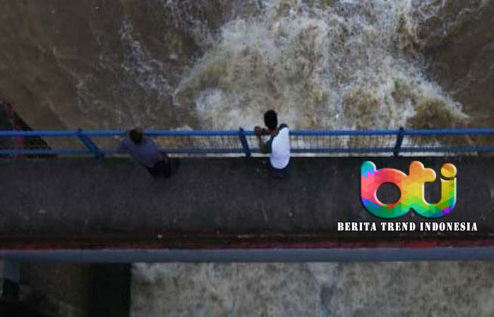 Seorang wanita Irak ditangkap polisi setelah melemparkan kedua anaknya dari jembatan ke Sungai Tigris, Baghdad, pada Sabtu (17/10/2020).