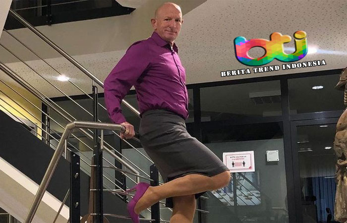 Pria Ini Merasa Bangga Mengenakan Rok dan Sepatu Hak Tinggi Saat Bekerja