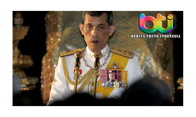 Sindir Raja Thailand, Aktivis Keliling Mall Pakai Baju Nyentrik