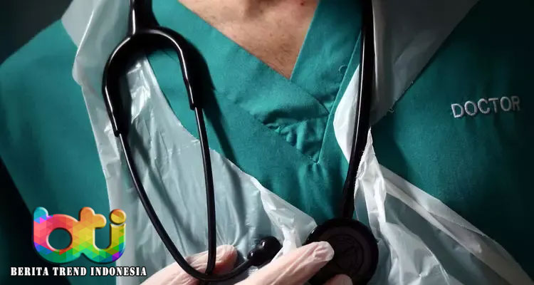 Tangani Covid-19, Dokter Yahudi Kaget Lihat Tato Nazi di Tubuh Pasien