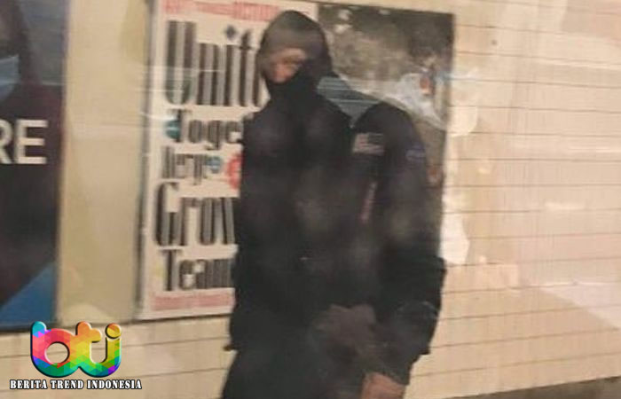 Seorang Wanita Asia Tiba-tiba Dikencingi Seorang Pria Asing di Kereta